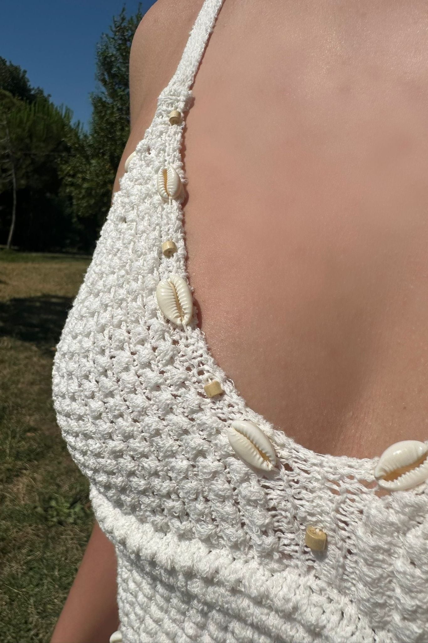 Deniz Kabuğu Aksesuarlı Ekru Örgü Crop Atlet
