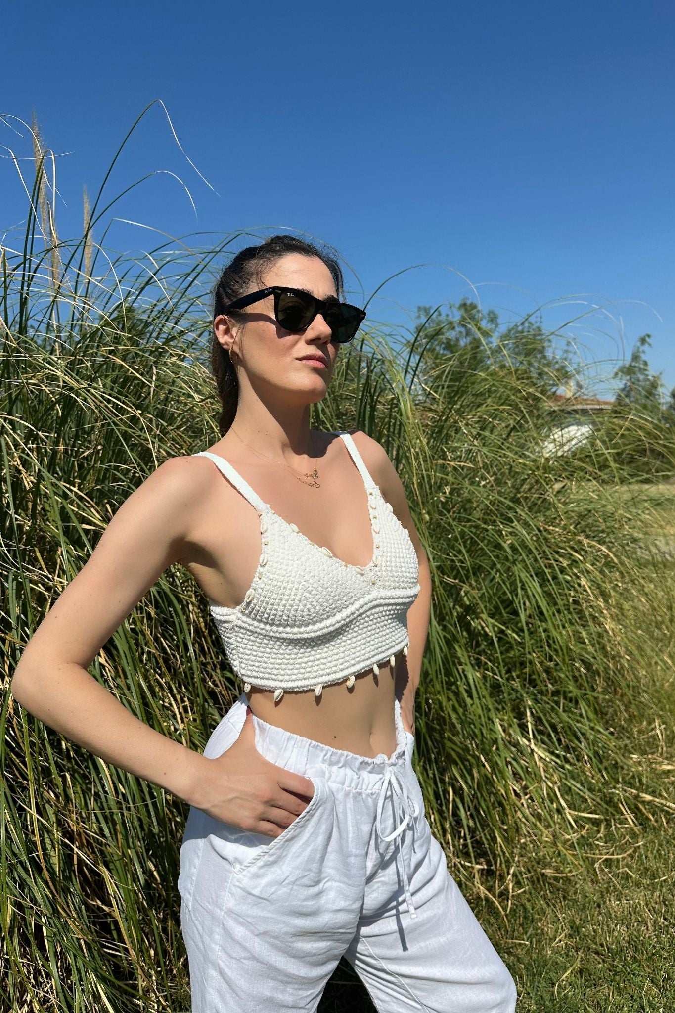 Deniz Kabuğu Aksesuarlı Ekru Örgü Crop Atlet