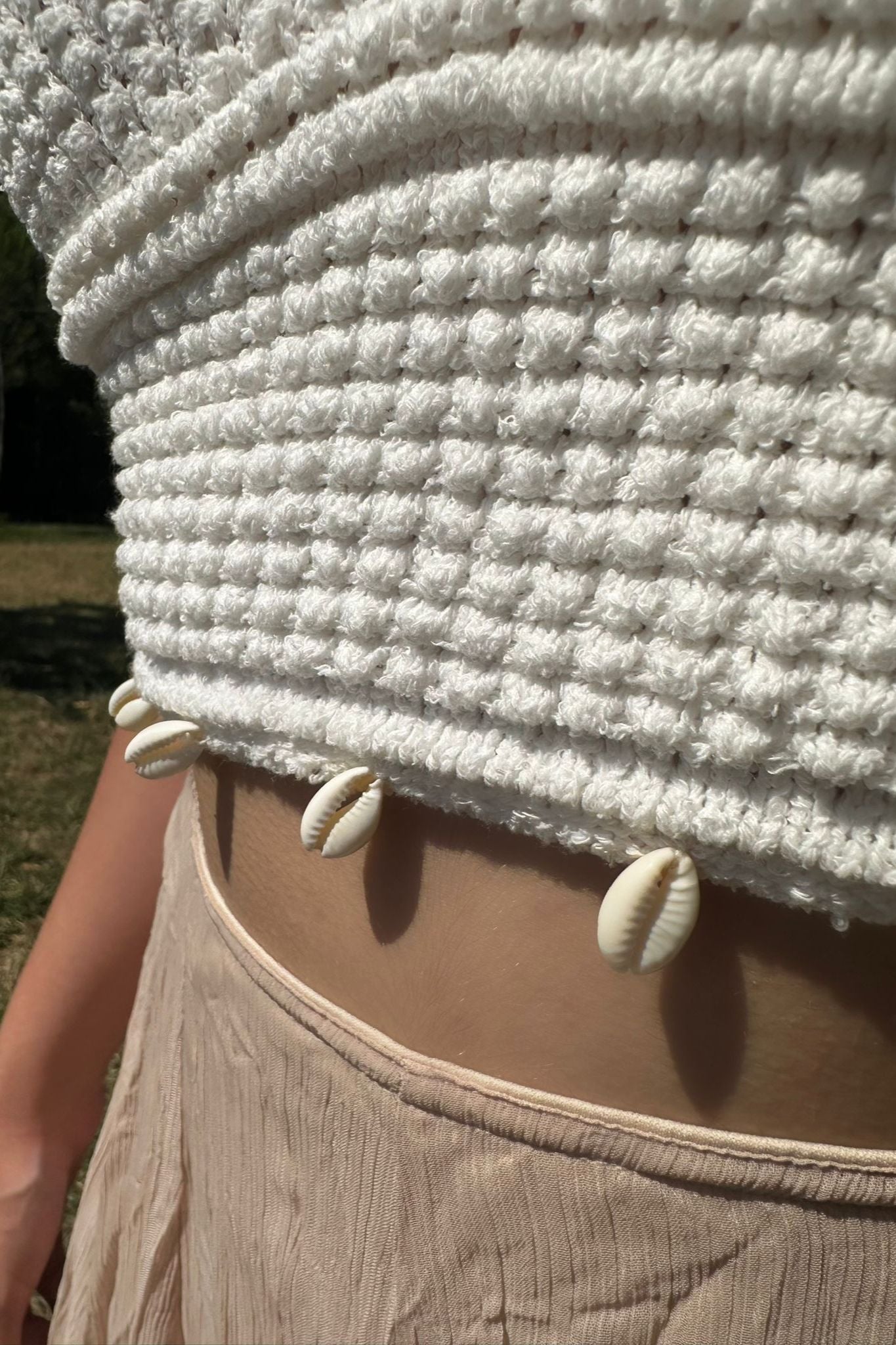 Deniz Kabuğu Aksesuarlı Ekru Örgü Crop Atlet