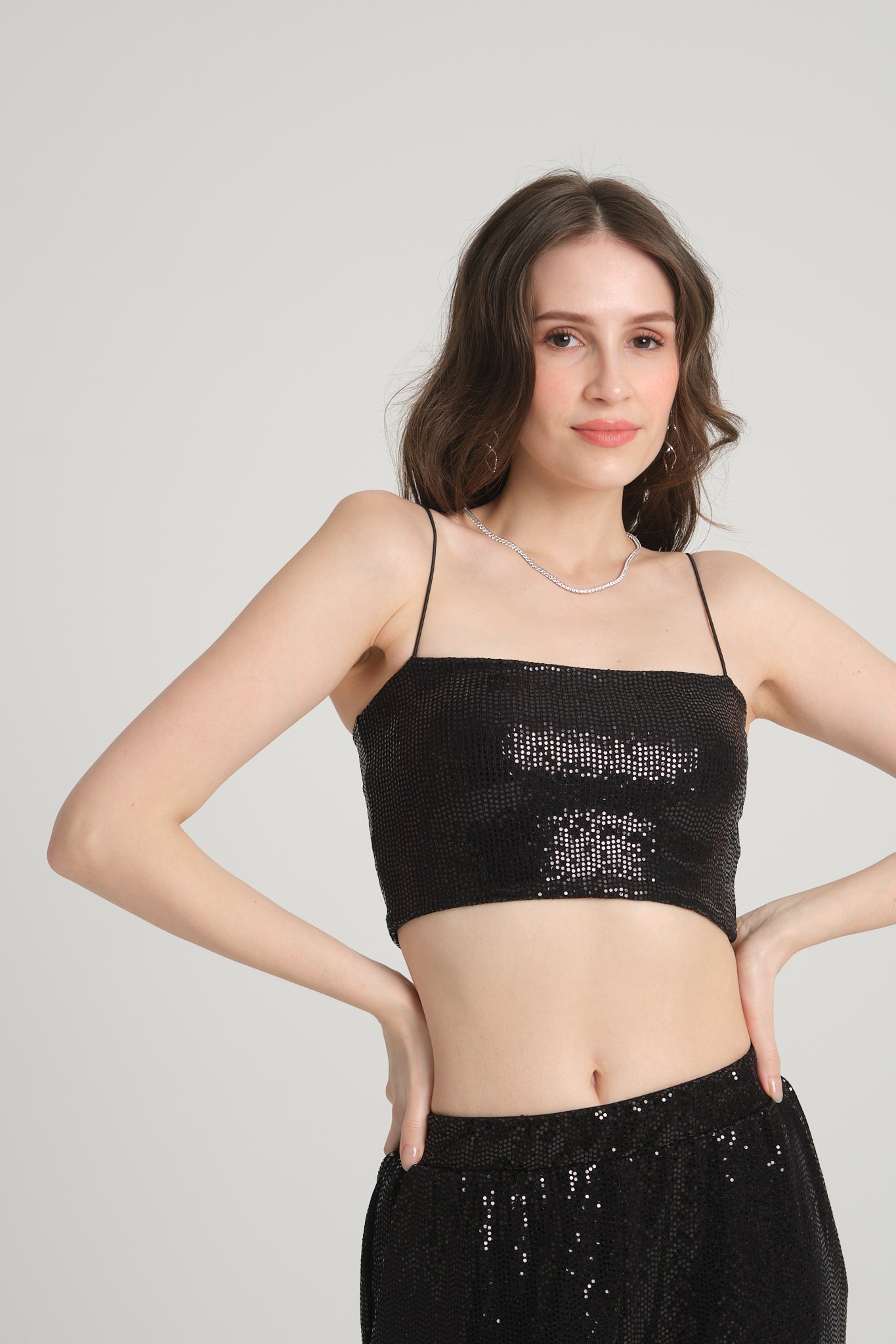 Siyah Pul Payet Askılı Crop Top