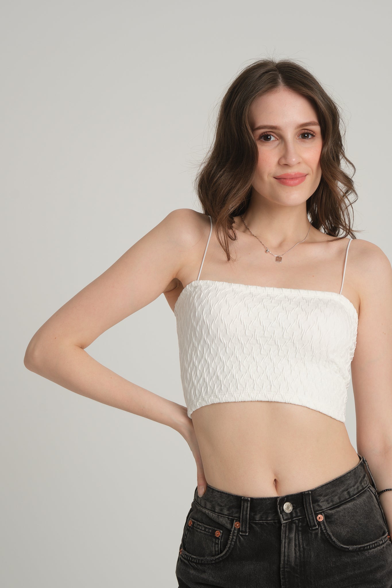 Bürümcük Desenli Askılı Beyaz Crop Top