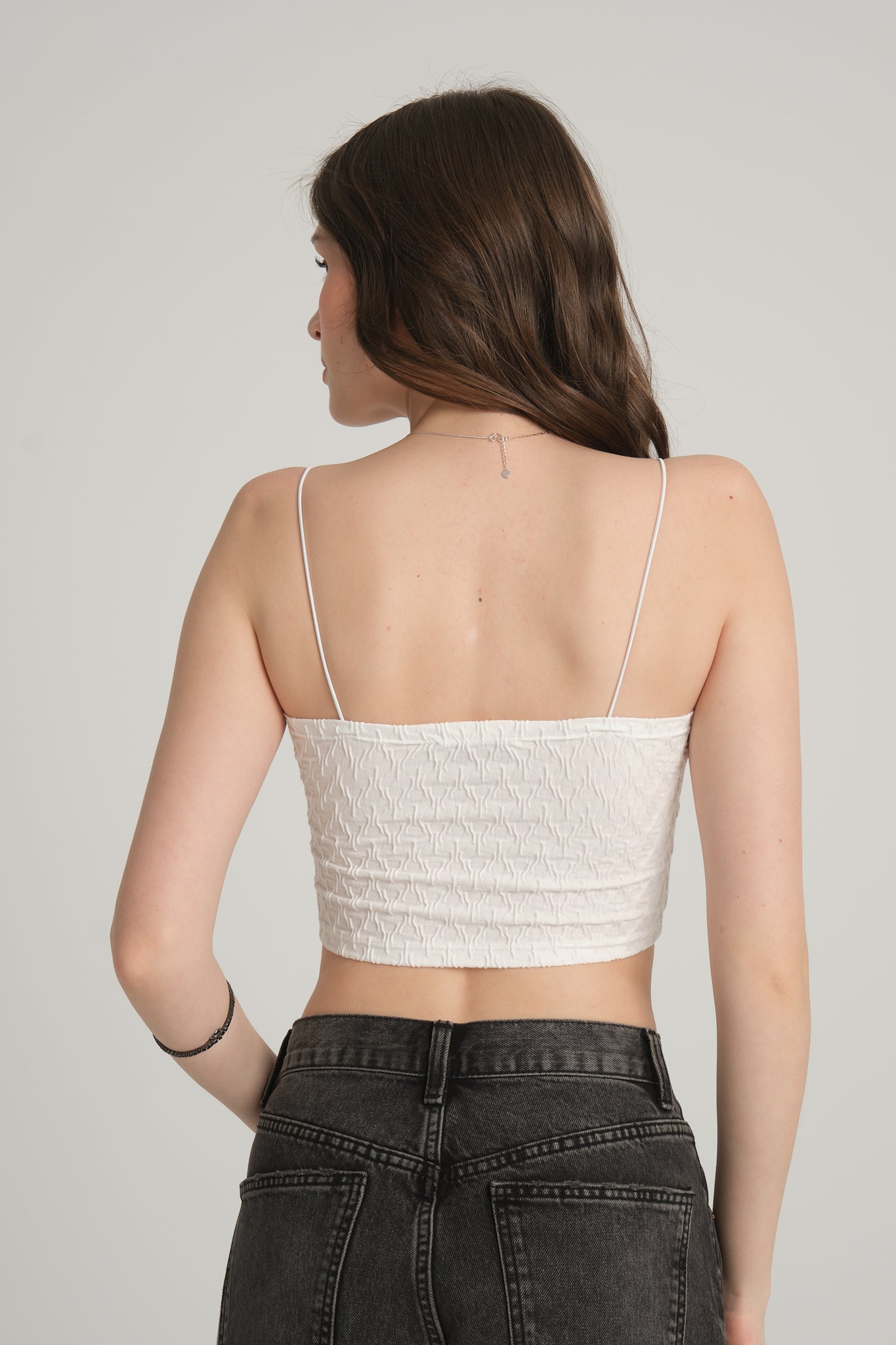 Bürümcük Desenli Askılı Beyaz Crop Top