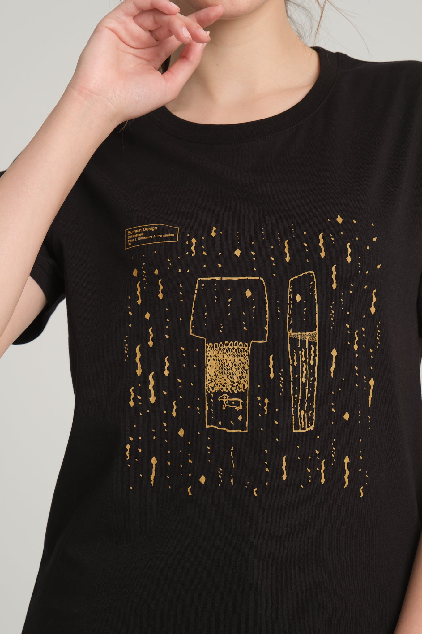 Women's Black T-Shirt with Göbeklitepe Print "Serpent Column"